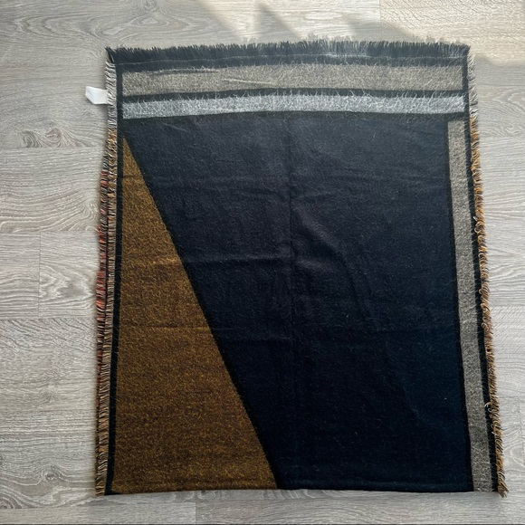 TITIKA Reversible Wool Blanket Scarf with Geometric Shapes - Picture 7 of 10